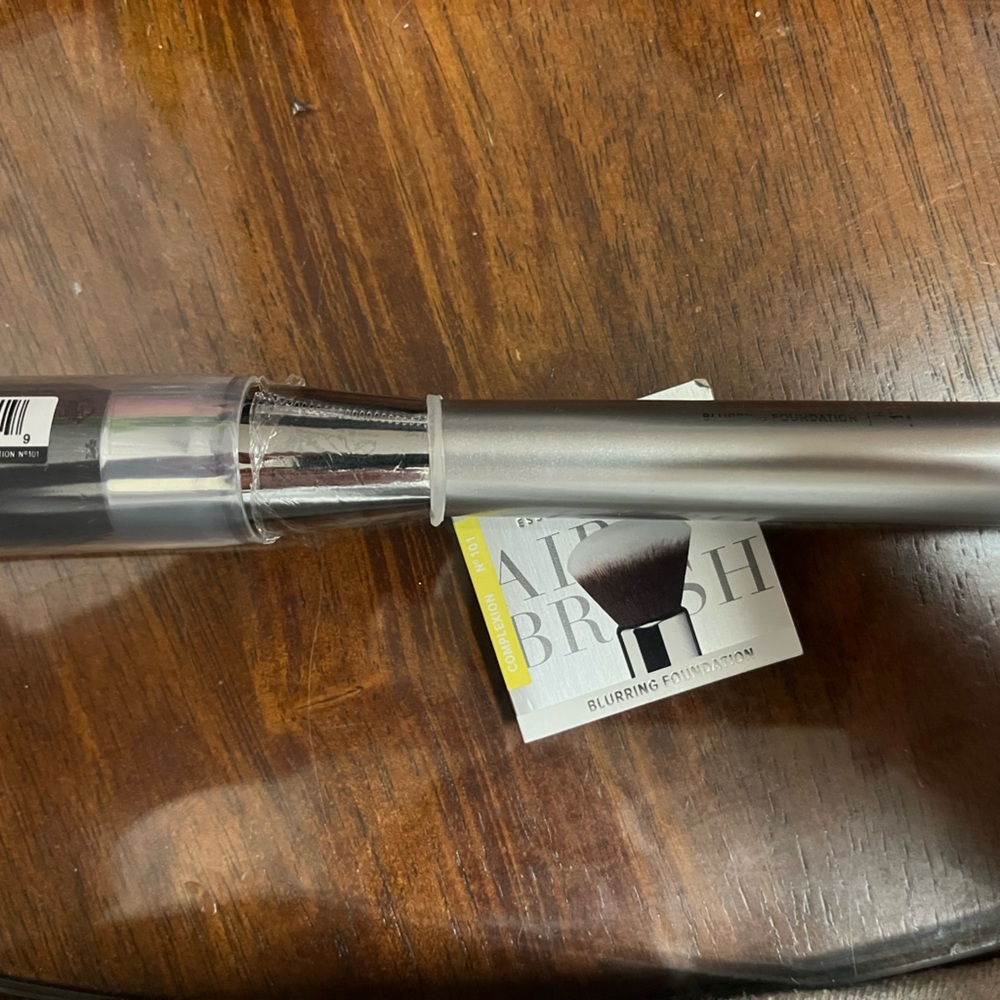 NIB - IT Cosmetics Airbrush Blurring Foundation Brush! Staple item for makeup! 💄